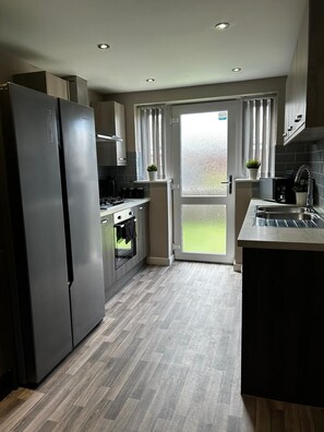 Private kitchen - 4 Bedroom Refurbished Workers Haven (Grimsby)