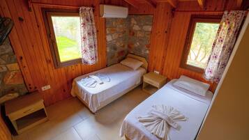 Traditional Cabin, 2 Bedrooms, Terrace, Garden View | Individually decorated, individually furnished, iron/ironing board
