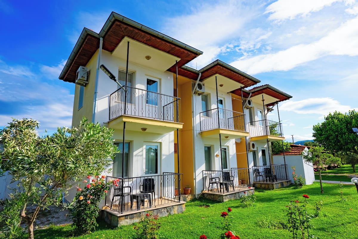 Apartamento conforto, 3 quartos, sacada, vista para a piscina | 1 quarto, individualmente decorados, individualmente mobiliados