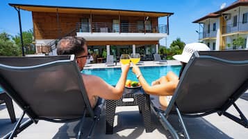 Kolam renang terbuka bermusim, payung kolam, kerusi lepak pantai