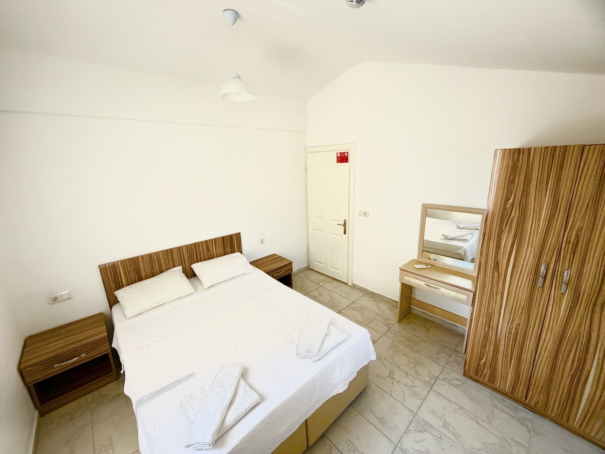 Chalet rustique exclusif, 1 chambre, terrasse, vue sur le jardin | Décor unique, ameublement unique, fer et planche à repasser