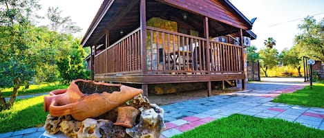 Traditionell stuga - 2 sovrum - terrass - utsikt mot trÀdgÄrden | 1 sovrum, individuell inredning, unika möbler och strykjÀrn/strykbrÀda