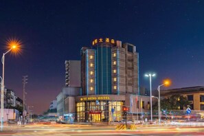A hotel with a prominent sign, multiple floors, and a modern facade. - Yuheng Hotel Foshan (Foshan)