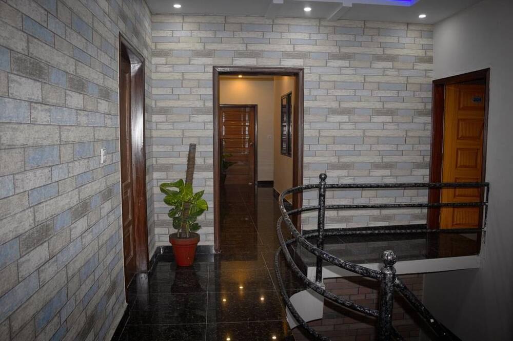 Mall View Hotel Gulberg