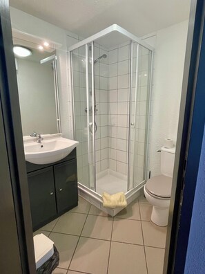 Basic Double Room | Bathroom | Shower, toilet paper - Balaena (Marseille)