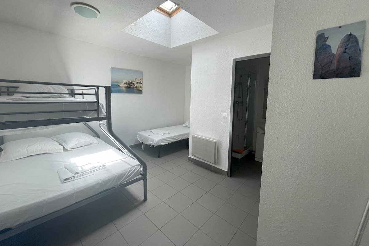 Chambre quadruple de base | Vue de la chambre