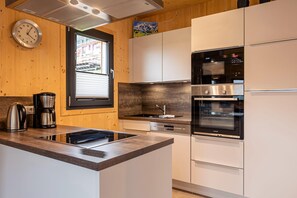 Frigorífico, microondas, horno y placa de cocina