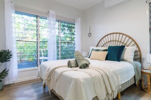 4 bedrooms, iron/ironing board, free WiFi, bed sheets