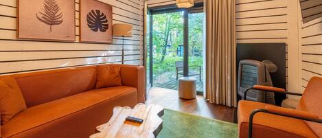 Smart-tv, een open haard en boeken