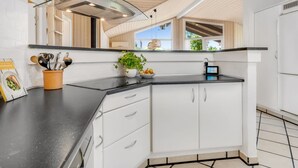 Kjøleskap, mikrobølgeovn, oppvaskmaskin og kjøkkenutstyr