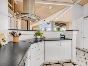 Kjøleskap, mikrobølgeovn, oppvaskmaskin og kjøkkenutstyr