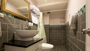Un bagno con lavandino, WC, doccia e specchio.
