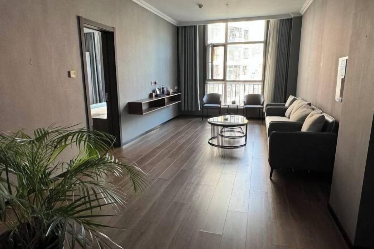 Una sala de estar con un sofá, una mesa de centro y una planta en maceta.