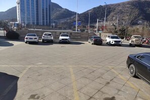 Un parking où plusieurs voitures sont garées.