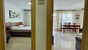 3 habitaciones, tabla de planchar con plancha, wifi y ropa de cama 