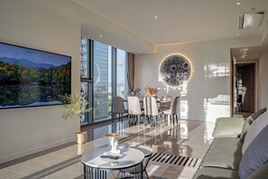 Suite Présidentielle, 3 chambres, accès au salon club, vue fleuve | Draps en coton égyptien, literie de qualité supérieure
