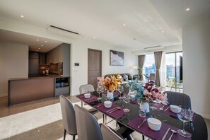 Suite Présidentielle, 3 chambres, accès au salon club, vue fleuve | Draps en coton égyptien, literie de qualité supérieure