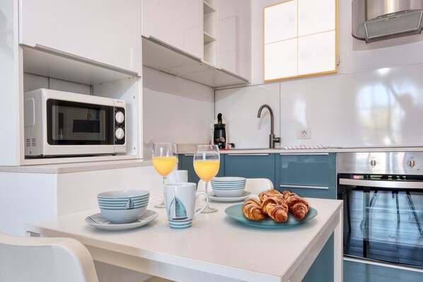 Fridge, microwave, oven, coffee/tea maker