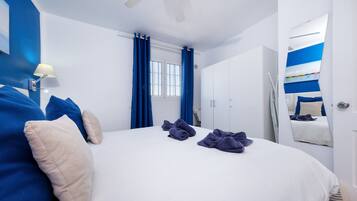 Een kluis op de kamer, een strijkplank/strijkijzer, reisbedje