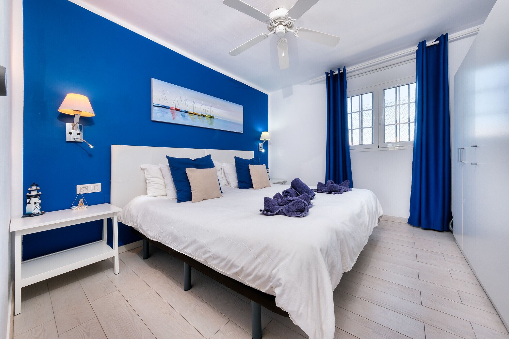 Una cassaforte in camera, una scrivania, ferro/asse da stiro