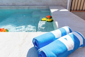 A swimming pool with water lilies and blue towels on the edge. - Corazón de Triana. Terrace & private pool (Sevilla)