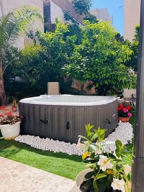 Bain à remous extérieur