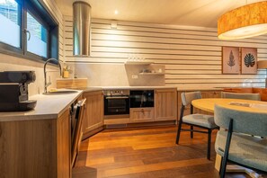 Réfrigérateur, un four, surface de cuisson, lave-vaisselle
