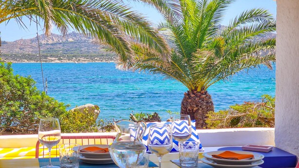 A table set for dining with a view of the sea and mountains. - Villa Bel in La Maddalena (La Maddalena)