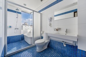 Habitación cuádruple, balcón | Baño | Secador de pelo, zapatillas, toallas y champú