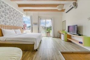 Deluxe Double Room, Balcony | Blackout drapes, soundproofing, free WiFi, bed sheets - Green Beauty Homestay (Hengchun)