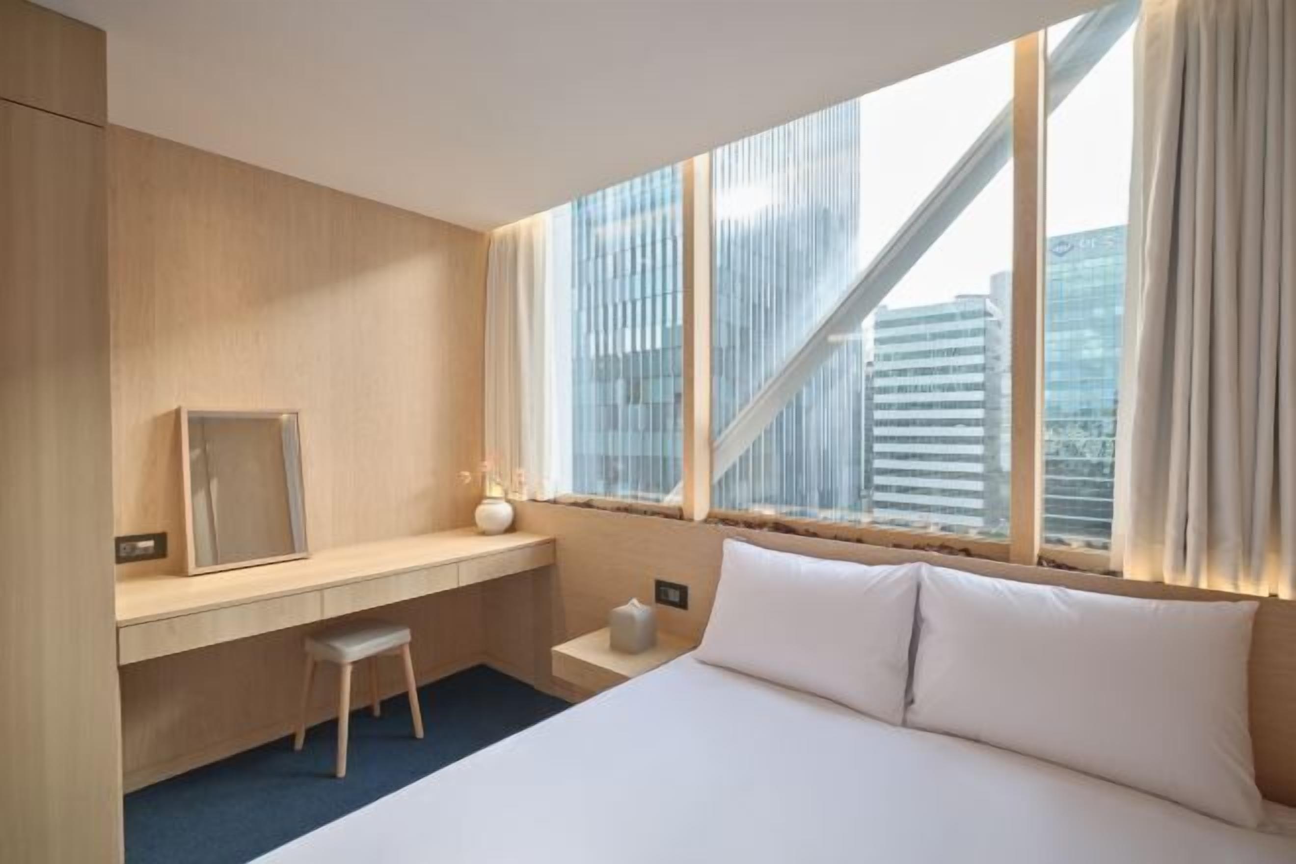 Ruang kerja ramah laptop, tirai kedap cahaya, dan kedap suara