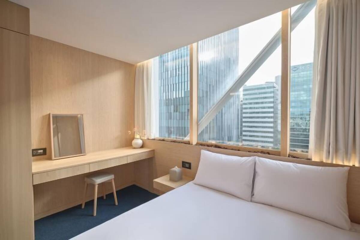 Cortinas opacas, tabla de planchar con plancha, wifi gratis