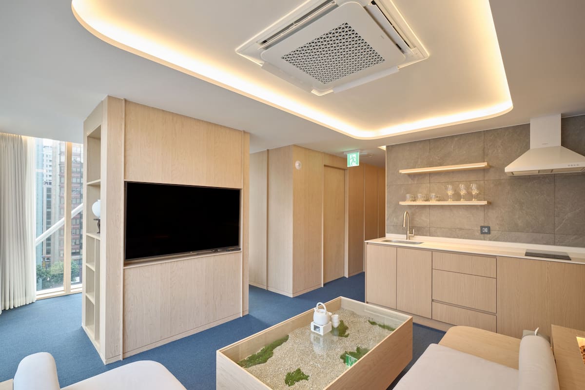Family City Suite | Ruang tamu | 55 inci televisyen LED dengan kabel, Netflix, perkhidmatan penstriman