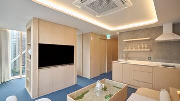 Family City Suite | Woonruimte | Een 55-inch ledtelevisie met kabelzenders, Netflix en streamingdiensten