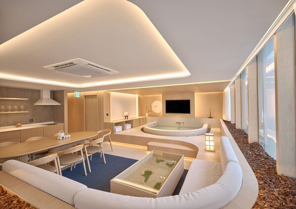 Grand City Spa Suite | Private kitchen | Mini-fridge, microwave, cookware/dishes/utensils - UH Suite The Gangnam (Seoul)