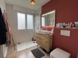 Sèche-cheveux, savon, papier toilette
