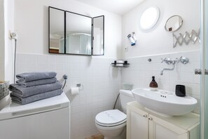 Dusj, hårføner, håndklær og såpe