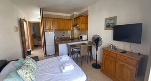 1 slaapkamer, een strijkplank/strijkijzer, gratis wifi, beddengoed