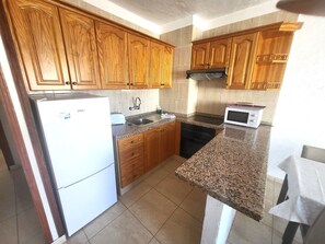 Fridge, microwave, oven, stovetop - Las Floritas 3 (Playa de Las Americas)