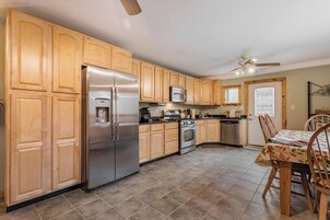 Casa com design assinado, varanda, vista para a montanha | Cozinha privada | Geladeira, micro-ondas, fogão, cooktop