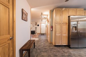 Casa com design assinado, varanda, vista para a montanha | Cozinha privada | Geladeira, micro-ondas, fogão, cooktop