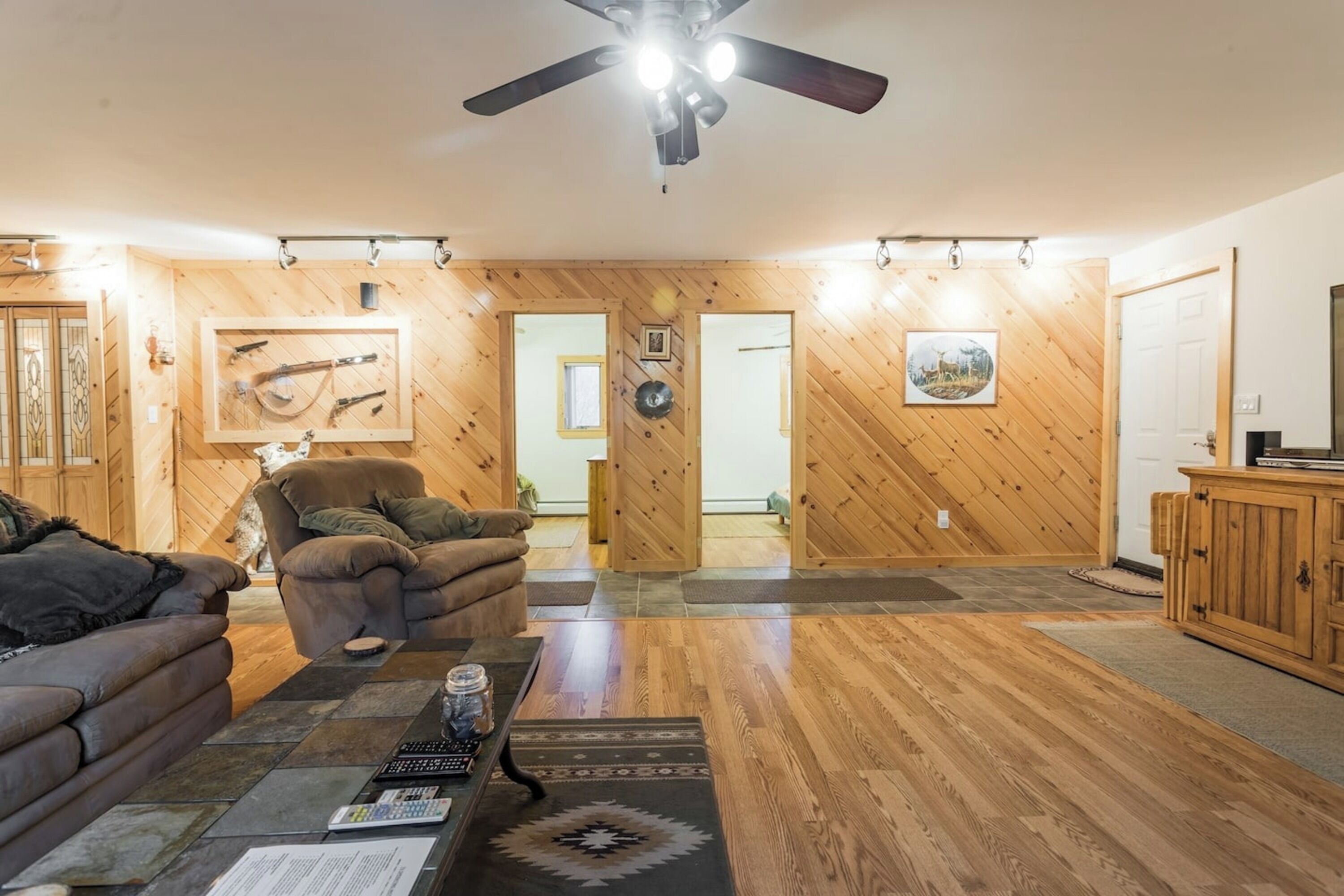 特色獨棟房屋, 庭院, 山景 | 客廳 | 65-吋智慧型電視、有線頻道、 DVD 播放機、書籍