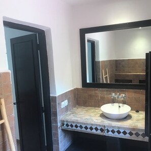 Shower, hair dryer, towels, soap - Villa Quince spacious  6 bedrooms & pool in awesome valley of Ouirgane, Atlas (Ouirgane)