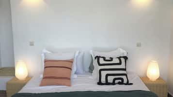 6 bedrooms, iron/ironing board, WiFi, bed sheets