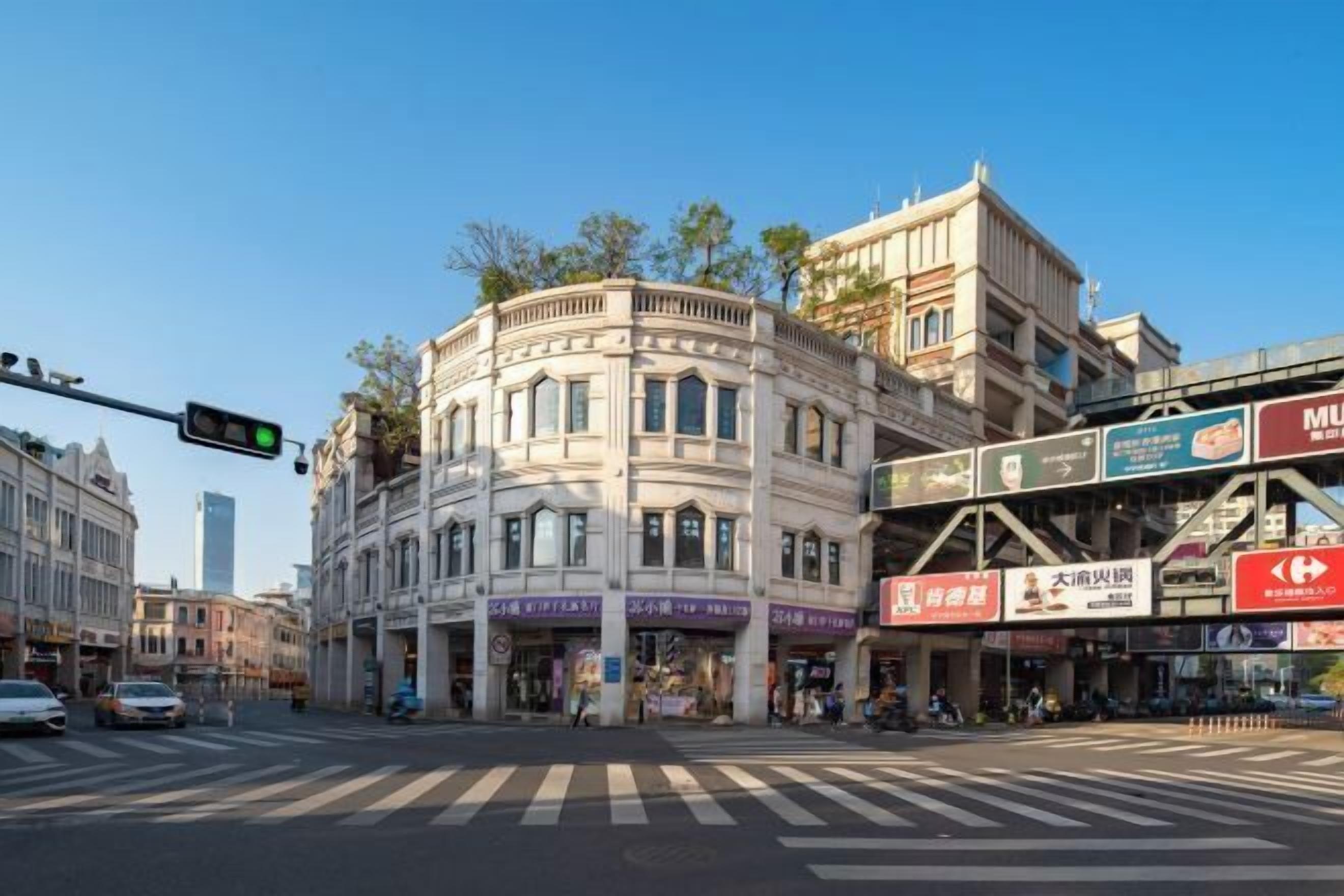 A street view with a crosswalk, buildings, and a traffic light.