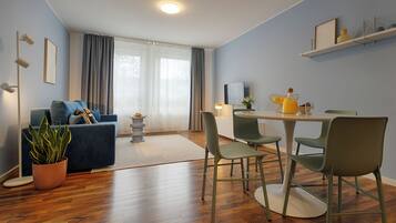 Basic-Apartment, Nichtraucher | Wohnbereich | Flachbildfernseher