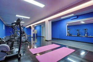 Equipamiento de fitness en la habitación