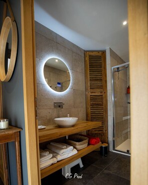 Douche, sèche-cheveux, serviettes fournies, savon