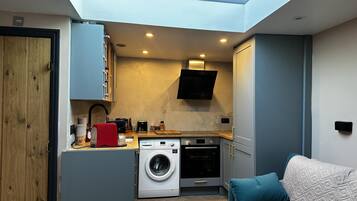 Studio | Private kitchen | Fridge, microwave, oven, stovetop