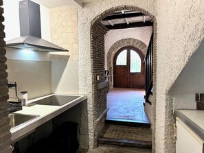 Kjøleskap, kokeplater, kaffetrakter/tekoker og brødrister